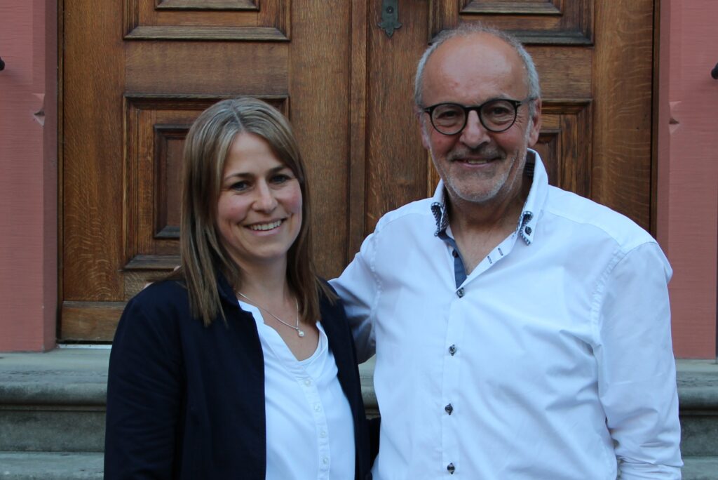 Die zwei ausscheidenden Verwaltungsratsmitglieder Angela Müller (links) und Benno Stocker.